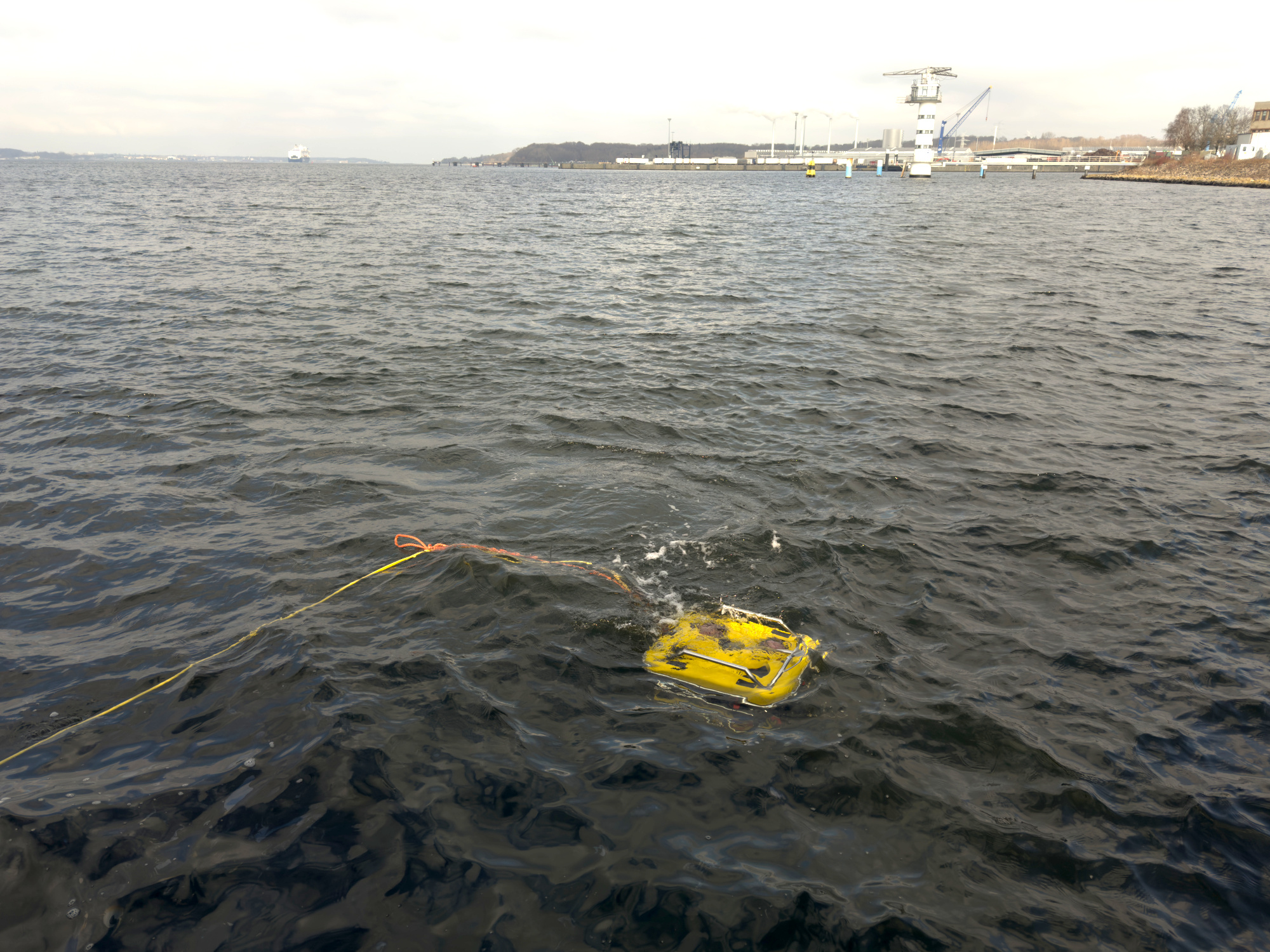 Ein gelber Tauchroboter im Meer, direkt unter der Wasseroberfläche.