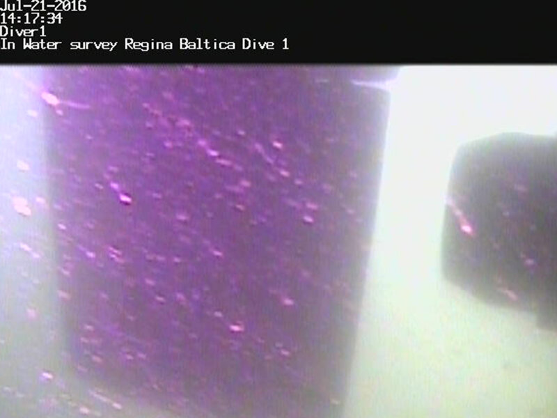 Unterwasserbild von violetten, eckigen Objekten, unklare Aufnahme, oben Beschriftung Regina Baltica in water survey dive 2